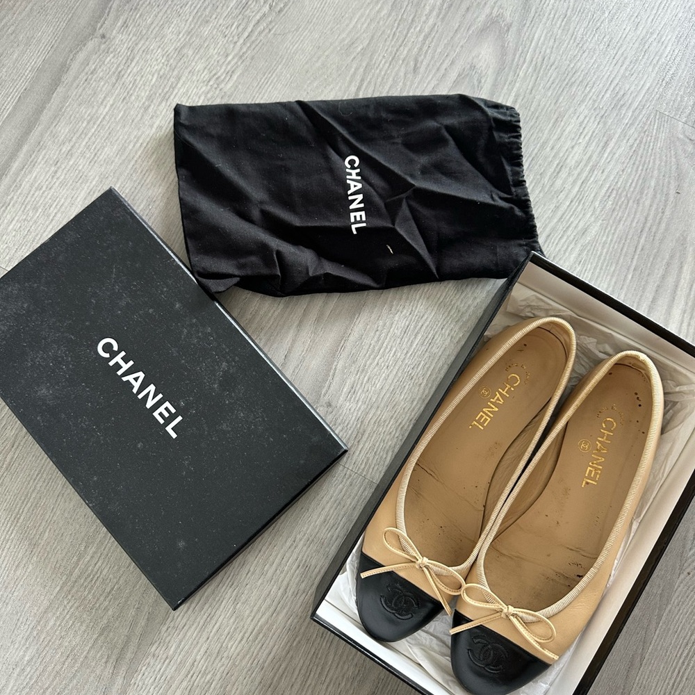 Chanel Women's Black and Tan Ballet Flats